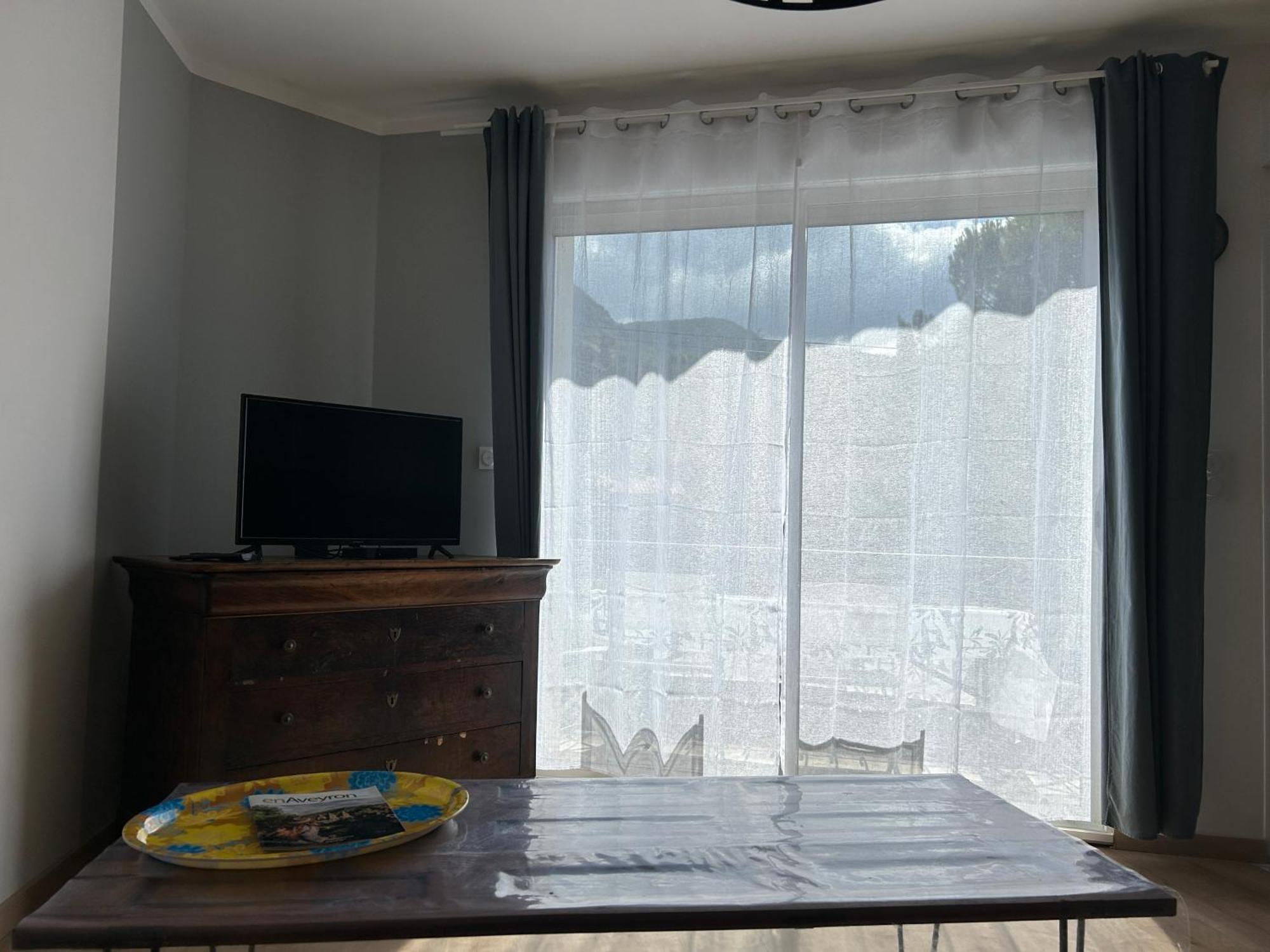 Les Plantades Aveyronnaises Apartment Saint-Georges-de-Luzencon Bagian luar foto